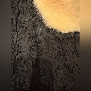 ❤️ Vintage fully hand sewn lace all over and fur collar.